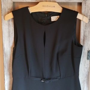 Black dress with opening and skinny belt